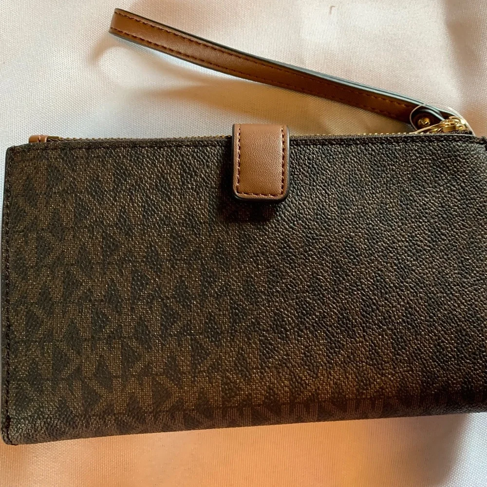 🎉Host Pick🎉 NWT. Michael Kors Brown with Gold Accents Wallet Wristlet!